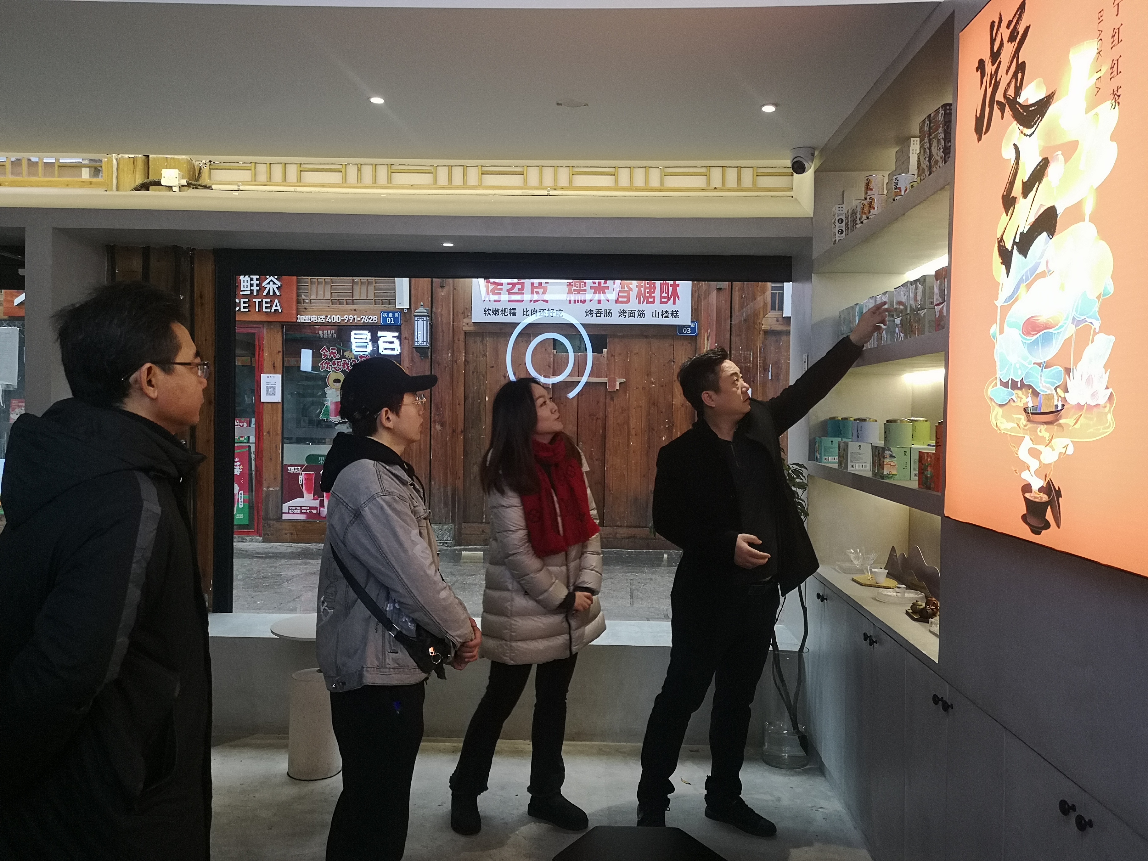 李文輝調(diào)研&ldquo;有里吾茶&rdquo;旗艦店和萬花百合&bull;VR倉儲(chǔ)式超市項(xiàng)目工地